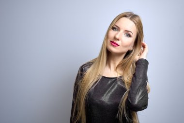 Moda model parlak makyaj ile. Uzun sarı saçlı genç moda kadın portresi