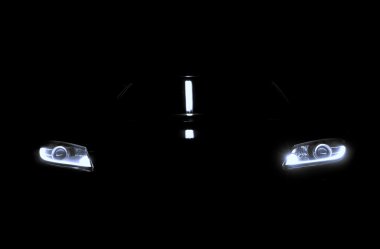 Araba ışıklar karanlıkta