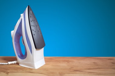 ahşap masa üzerinde demir