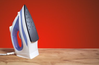 ahşap masa üzerinde demir