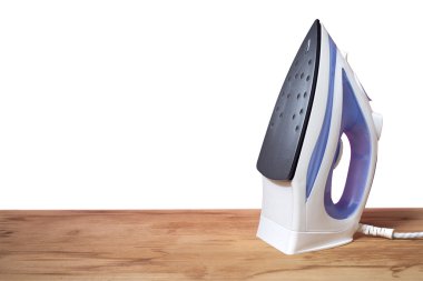 ahşap masa üzerinde demir