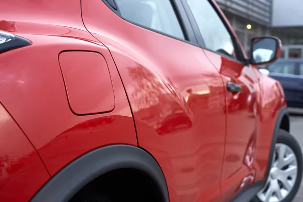 屋外タンクの赤い車 — ストック写真