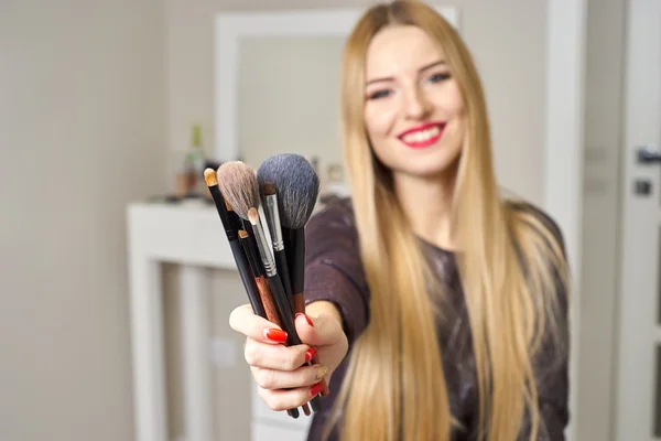 Reflejo de la joven hermosa mujer que aplica su maquillaje — Foto de Stock