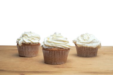 ahşap bir masa üzerinde üç top kek