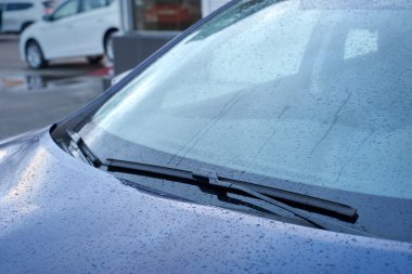 kırmızı araba silecekler