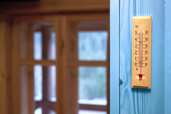 термометр в комнате
