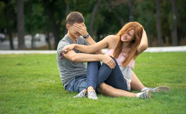 Feliz pareja acostada en el césped —  Fotos de Stock