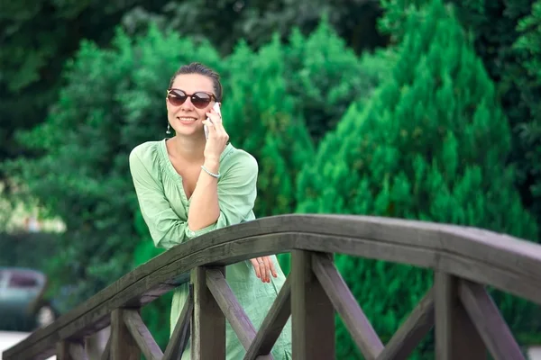 Frau auf der Brücke telefoniert — Stockfoto