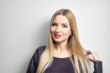 Moda model parlak makyaj ile. Uzun sarı saçlı genç moda kadın portresi