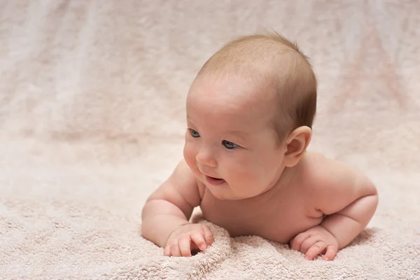 Glückliches Baby auf dem Bauch liegend — Stockfoto