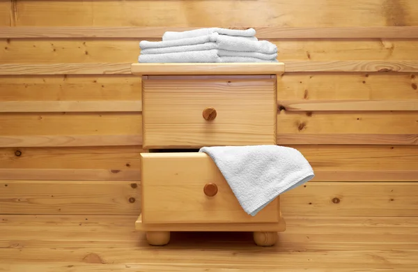 Caixa de madeira de gavetas com toalha de banho — Fotografia de Stock