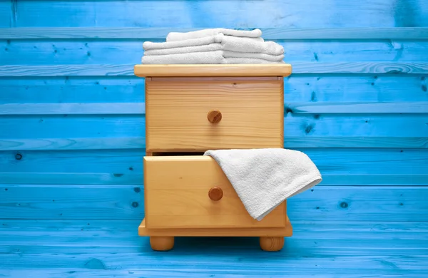 Caixa de madeira de gavetas com toalha de banho — Fotografia de Stock