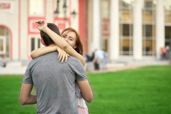 Milující pár v parku — Stock fotografie