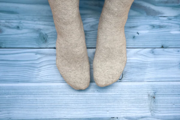 Женские ноги в шерстяных носках — стоковое фото