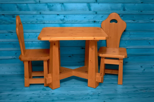 Cadeira de madeira simples no quarto de madeira — Fotografia de Stock