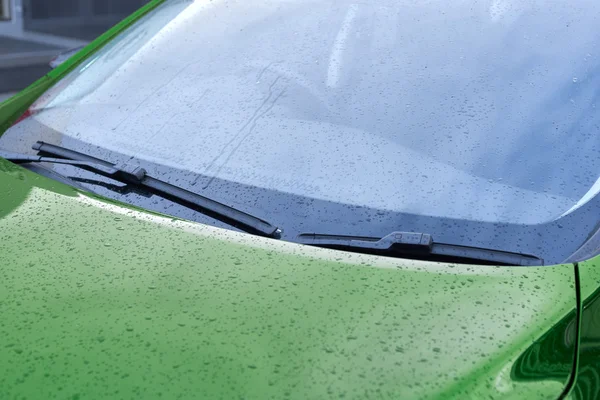 Une voiture verte essuie-glaces — Photo