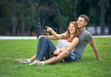 kız parmak yön gösterir