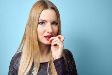 Moda model parlak makyaj ile. Uzun sarı saçlı genç moda kadın portresi