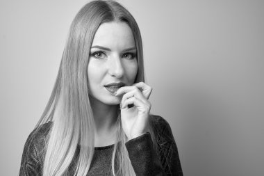 Moda model parlak makyaj ile. Uzun sarı saçlı genç moda kadın portresi