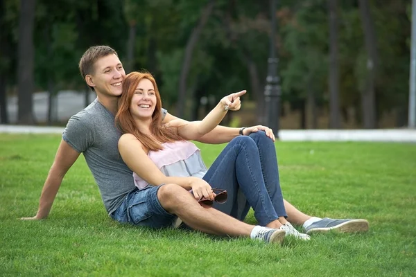 Chica muestra la dirección del dedo — Foto de Stock