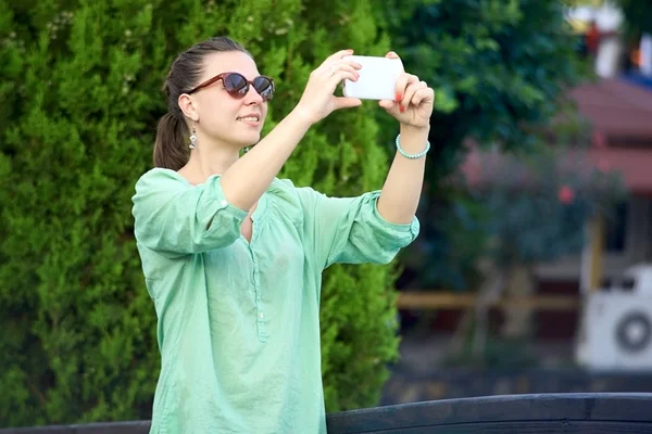 Menina fotografar algo no telefone — Fotografia de Stock