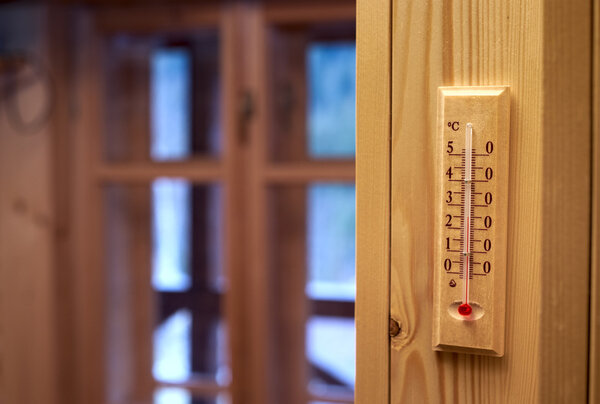 термометр в комнате
