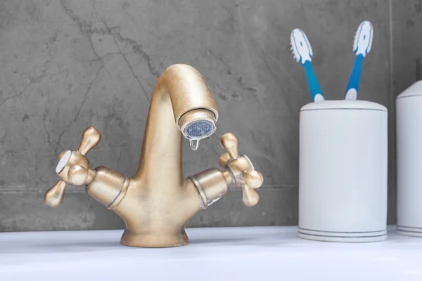kırık lavabo. Damlama su dokunun