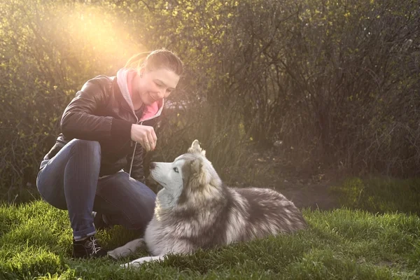 Husky mulher caminha no parque — Fotografia de Stock