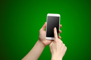 bir telefon tutarak el