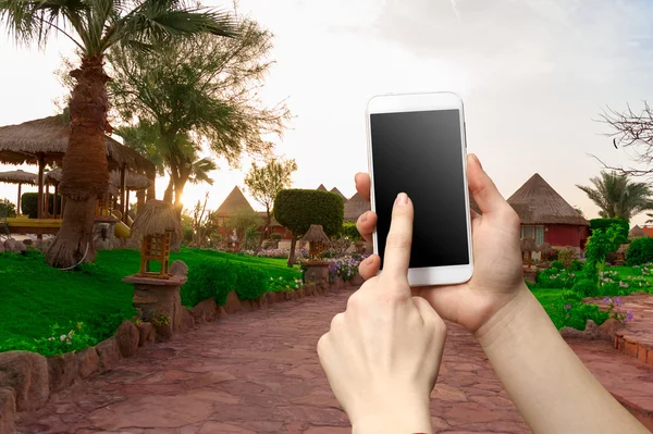 Mano con teléfono en el fondo El camino a casa — Foto de Stock