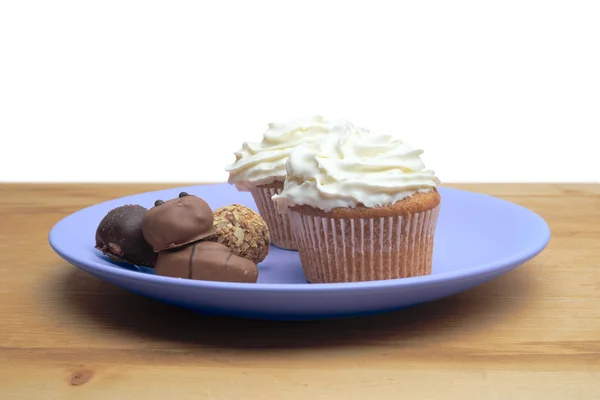 Magdalenas con chocolate en el plato — Foto de Stock