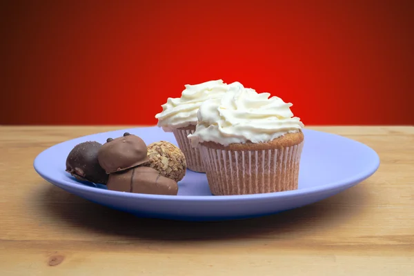 Magdalenas con chocolate en el plato — Foto de Stock