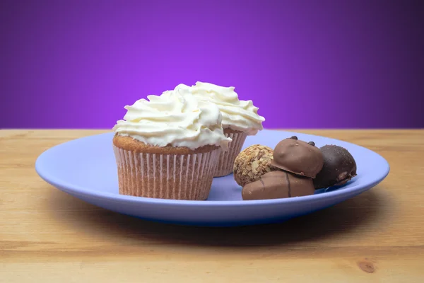 Cupcakes com chocolate no prato — Fotografia de Stock