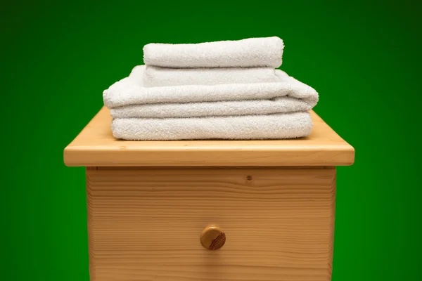 Cômoda com uma toalha limpa — Fotografia de Stock