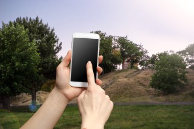 park arka plan üzerinde telefon