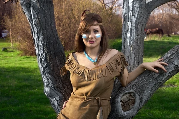 Cowboy-Frau im Wald — Stockfoto