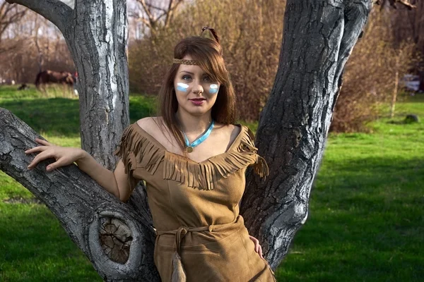 Mujer vaquera en el bosque — Foto de Stock