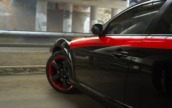 Carro esporte estacionado sob a ponte — Fotografia de Stock