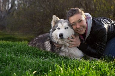 Husky kadın parkta yürüyor