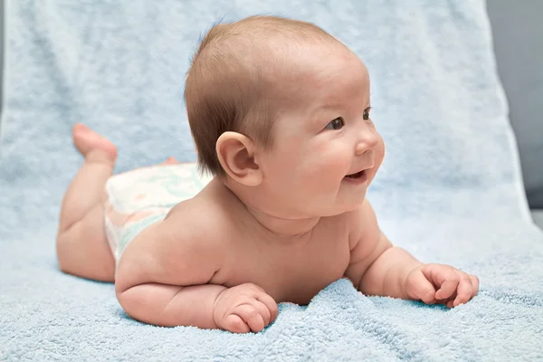 Glückliches Baby auf dem Bauch liegend — Stockfoto