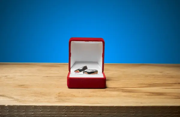 Свадебные кольца в коробке — стоковое фото