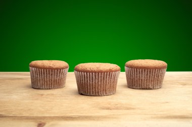 ahşap bir masa üzerinde üç top kek