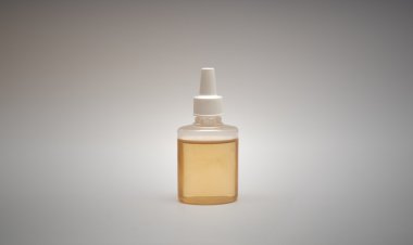 Bir arka plan üzerinde kahverengi ilaç şişesi