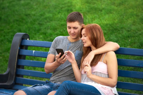 热恋中的情侣，与他的手上的手机 — 图库照片