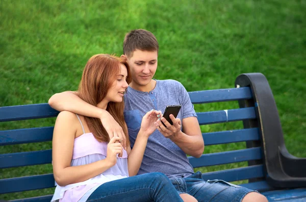 Par i kärlek med en telefon i handen — Stockfoto