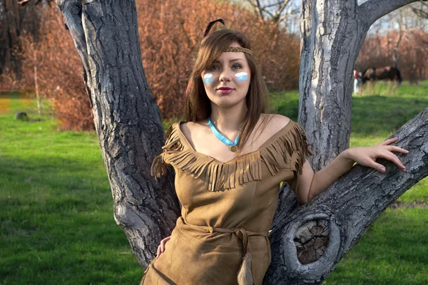 Mujer vaquera en el bosque — Foto de Stock