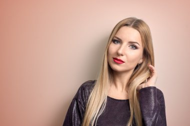 Moda model parlak makyaj ile. Uzun sarı saçlı genç moda kadın portresi