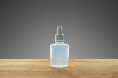 Bir arka plan üzerinde kahverengi ilaç şişesi