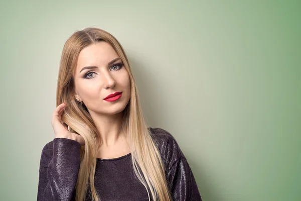 Modelka s světlý make-up. Portrét móda pro mladé ženy s dlouhé blond vlasy — Stock fotografie