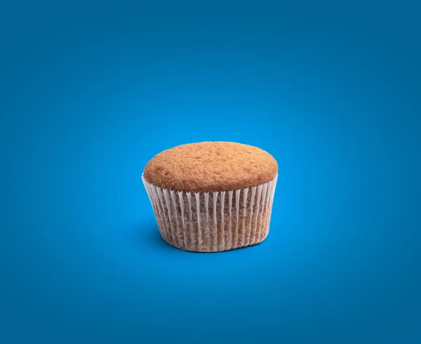 Tre muffins på ett träbord — Stockfoto